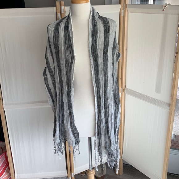 Light grey and white woven polyester scarf - Picture 1 of 10